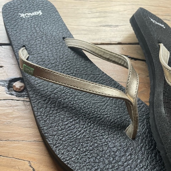 Sanuk Women's Yoga Black and Gold Metallic Flip Flops NWOT Size 10 - Picture 8 of 8